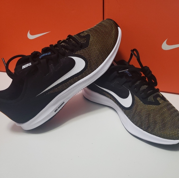 nikes - Picture 3 of 3